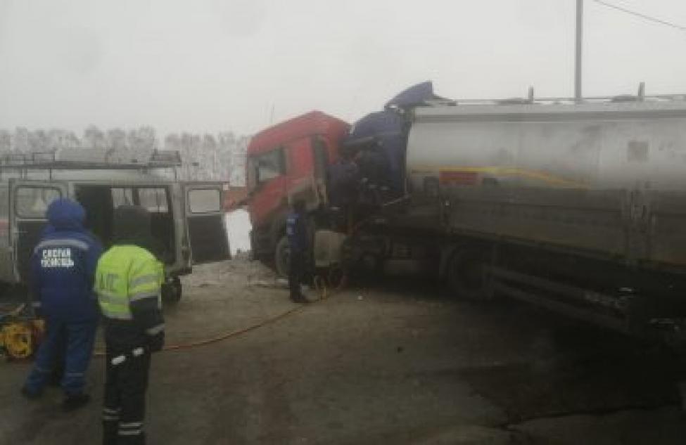 Из-за столкновения двух грузовиков топливо разлилось по федеральной трассе в районе Линево Искитимского района (видео)