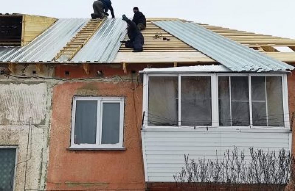 Депутаты Заксобрания контролируют  капитальный ремонт крыши дома в поселке Чернореченский