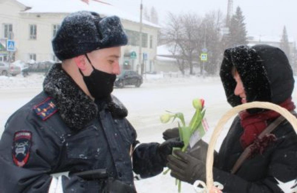 Госавтоинспекторы Искитимского района дарили женщинам цветы