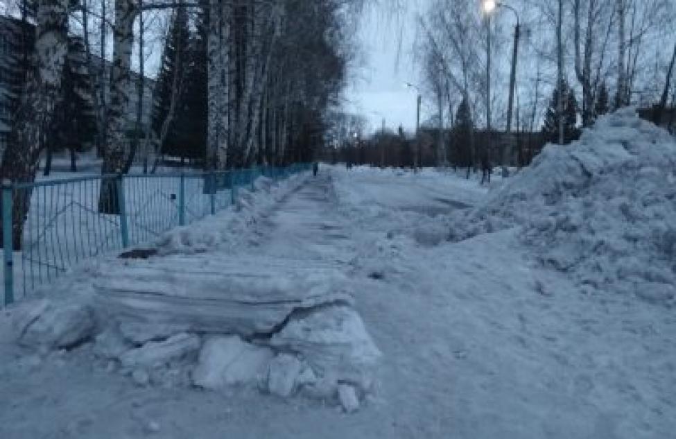 Жители Линево пожаловались на снежную глыбу, перегородившую тротуар у школы №1