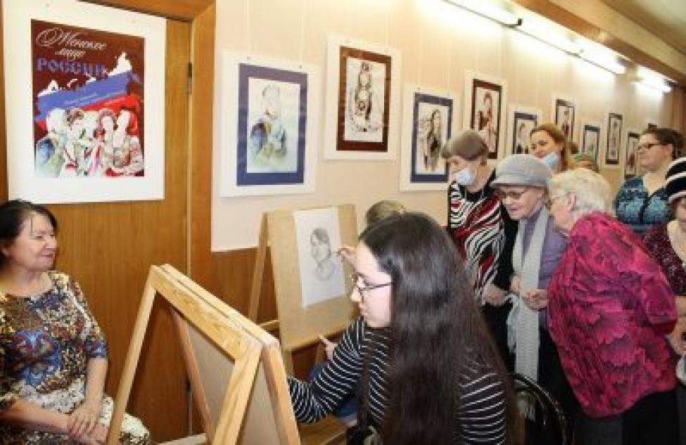 Выставка, посвященная прекрасным женским образам в искусстве, работает в ДК «Октябрь»