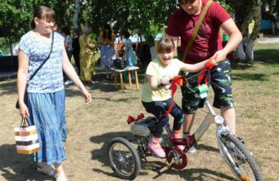 Даша Таран из Искитима будет ездить в детский сад на велосипеде