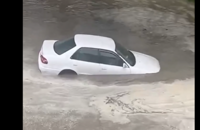 Автомобили тонут  в гигантских лужах на улицах Новосибирска после ливня