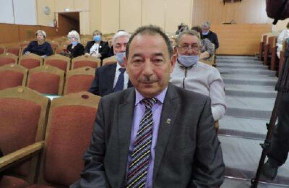 Удостоверение депутата вручили Якову Ханину на  сессии Совета депутатов Искитимского района
