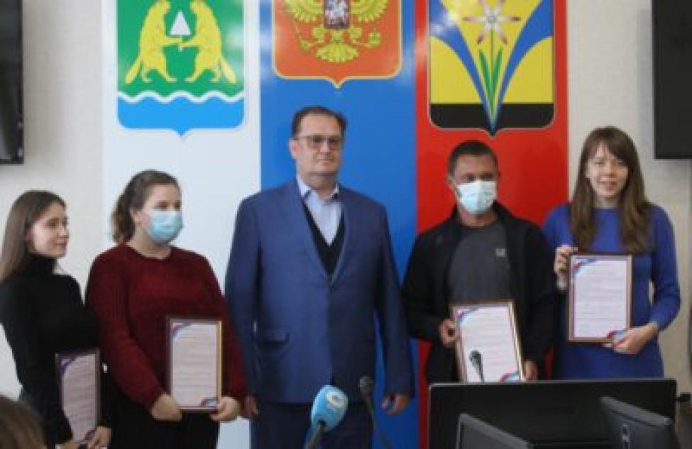 Дети-сироты из Искитима получили сертификаты на приобретение жилья