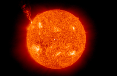 Мощный выброс плазмы высотой в 700 тысяч километров произошел на  Солнце