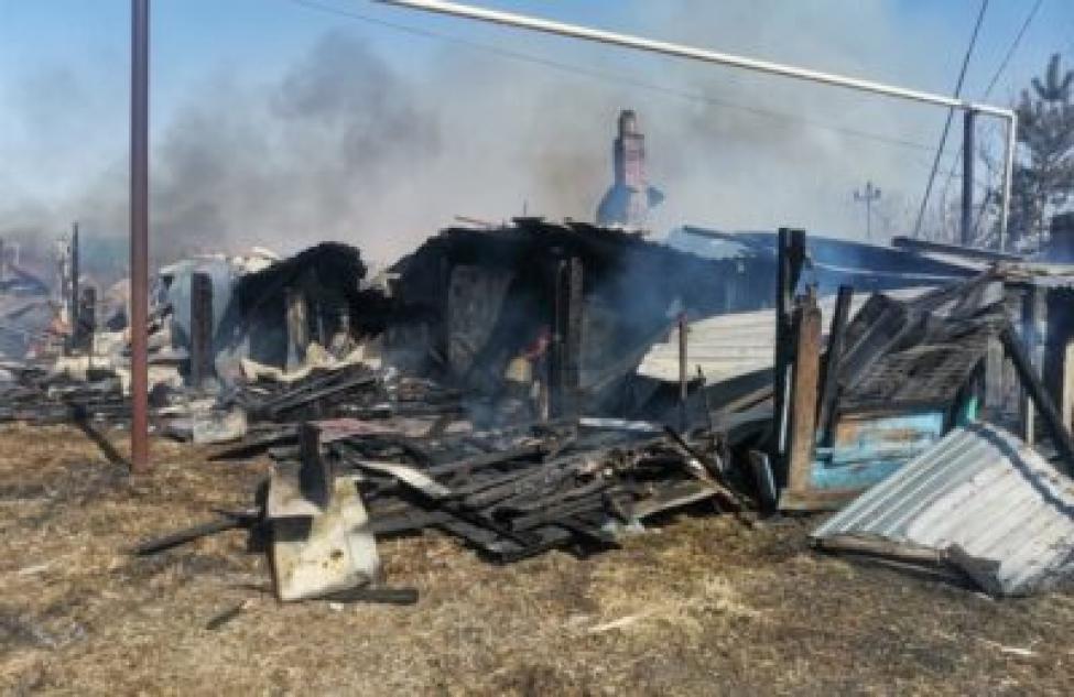 Сжигая траву на своем участке пенсионер спалил свой собственный дом под Новосибирском