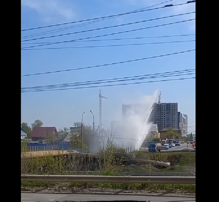 Новосибирск прорвало трубу. Фонтан Искитим. Прорвало трубу. Фонтан у ЖД вокзала Новосибирск. Фонтаны возле кафе.