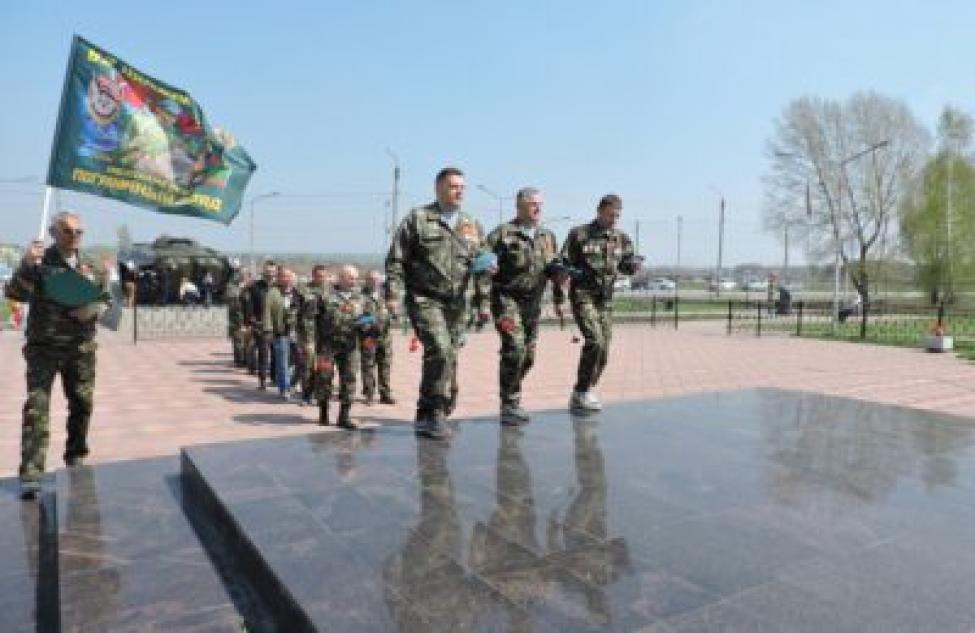 Десантники возложили цветы 9 мая к монументу в Линево