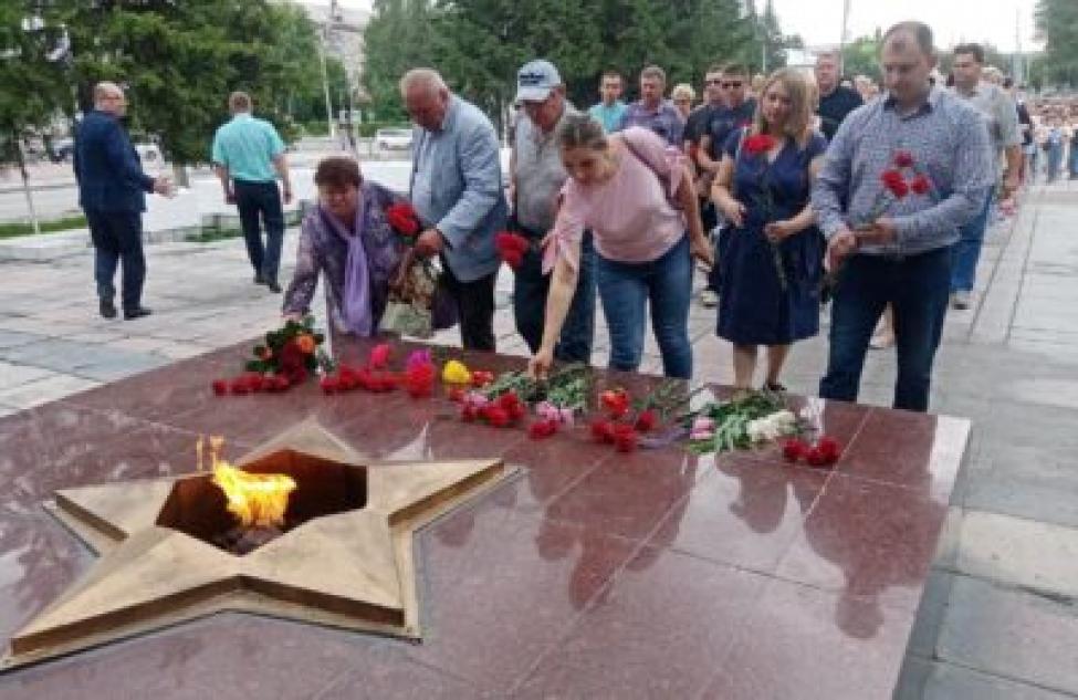В День памяти и скорби искитимцы возложили цветы к монументу Славы