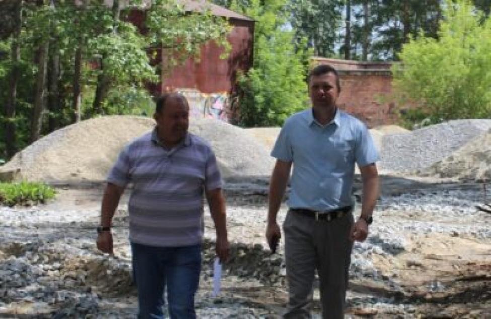 Депутат Заксобрания проконтролировал ход работ на самых крупных объектах в Искитиме