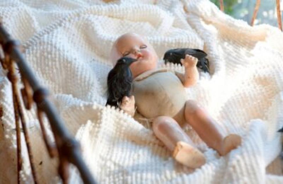 Мать убила кричавшего младенца, бросив его на диван, в Новосибирской области