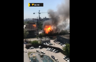 Видео взрыва во время пожара на строительной площадке в Новосибирске опубликовали в соцсетях