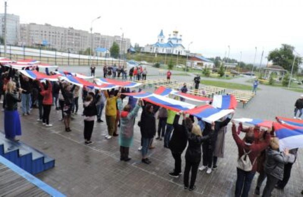 Флешмоб в День Государственного флага России провели жители Искитимского района