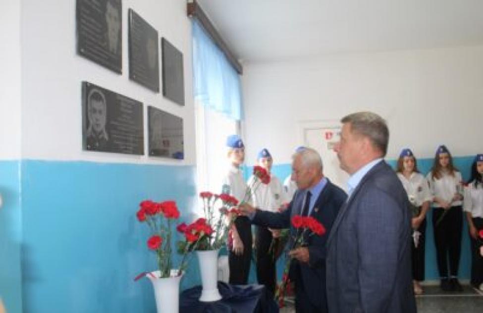 Мемориальные доски в память о погибших на Донбассе установили в школе №1 Искитима