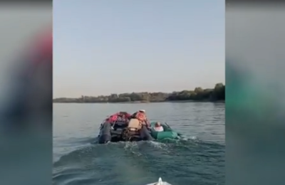 Спящего в лодке рыбака обнаружили на реке и доставили на берег в Новосибирске