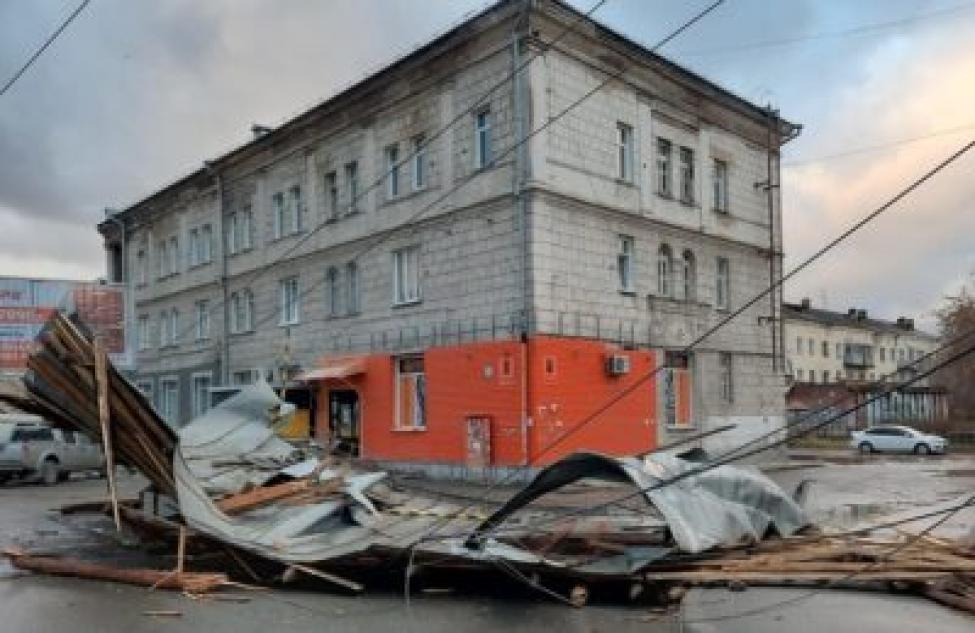 13 человек эвакуировано из-за срыва крыши в трехэтажке Новосибирска