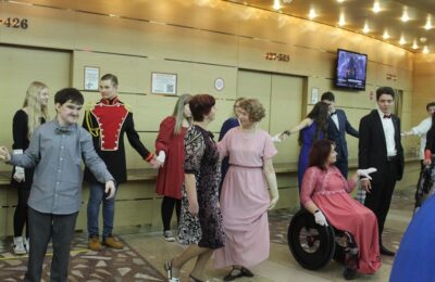 Первый инклюзивный бал в Новосибирске объединил более 130 дам и кавалеров