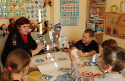 О правилах поведения на дороге рассказали инспекторы детям в Искитиме