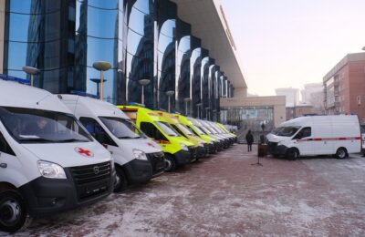 Три автомобиля скорой помощи получили больницы Искитима и Линево
