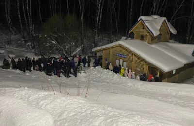 Самые массовые купания на Крещение прошли на Святом источнике в Искитимском районе