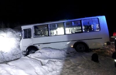 Рабочие пострадали в аварии с автобусом на технологической дороге в Искитимском районе
