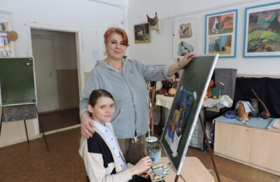 Видеть новизну в повседневном учит детей преподаватель художественной школы в Линево