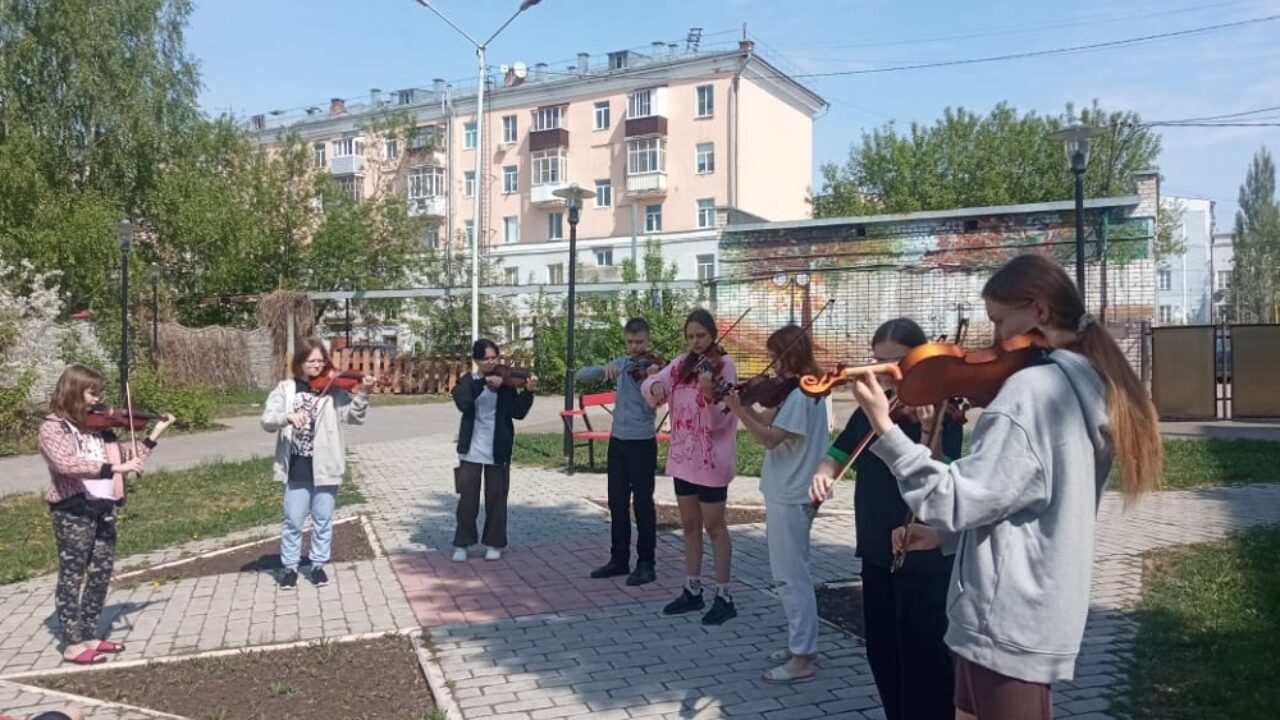 Репетировали на перроне и во дворе юные скрипачи из Линево на международном  фестивале в Казани - Искитимская газета