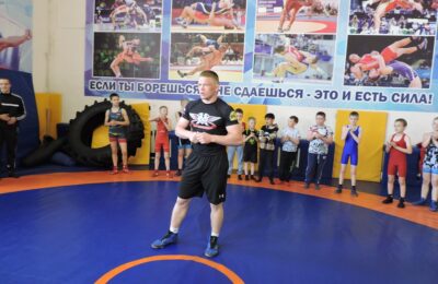 Домашнее задание на лето от чемпиона России получили юные борцы Искитимского района