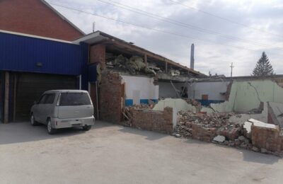 В Искитиме под контролем судебного пристава снесли несанкционированные строения