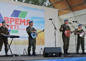 "Голубые береты" на гастролях в Линево. Фото Анны Зубаревой