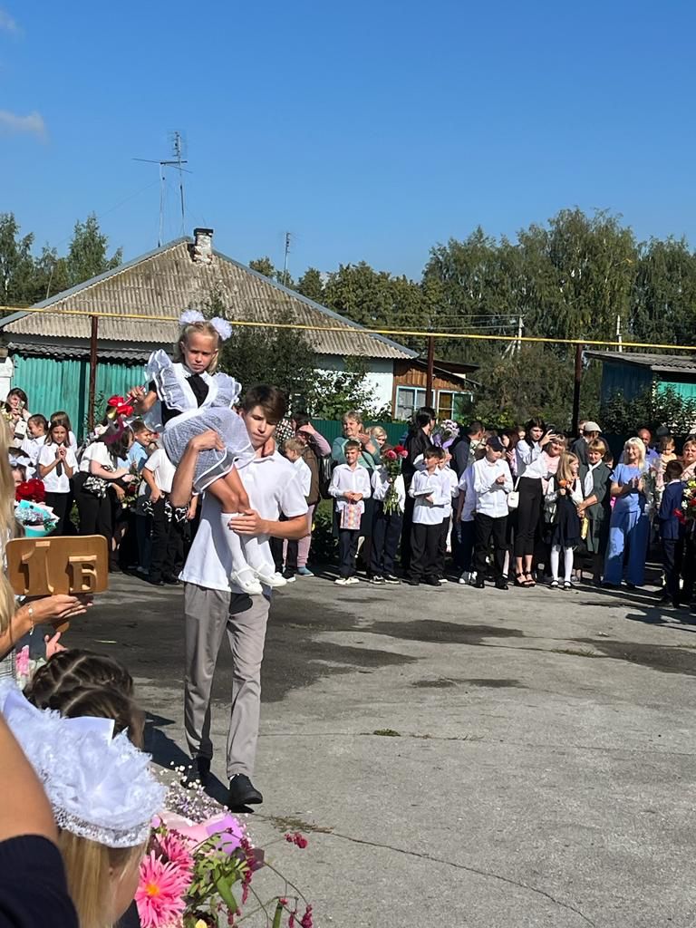 Депутат Максим Литвиненко поздравил учащихся с 1 сентября | 04.09.2023 |  Искитим - БезФормата