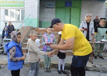 Золотые знаки ГТО вручает директор ДЮСШ Искитимского района Николай Оленев. Фото Анны Зубаревой