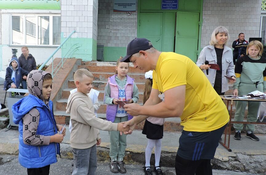 Золотые знаки ГТО вручает директор ДЮСШ Искитимского района Николай Оленев. Фото Анны Зубаревой