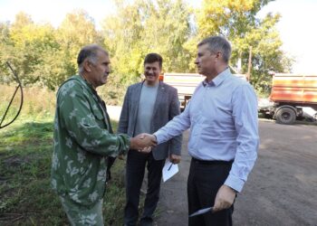 Премии передовикам вручил глава Искитимского района Юрий Саблин. Фото Анны Зубаревой