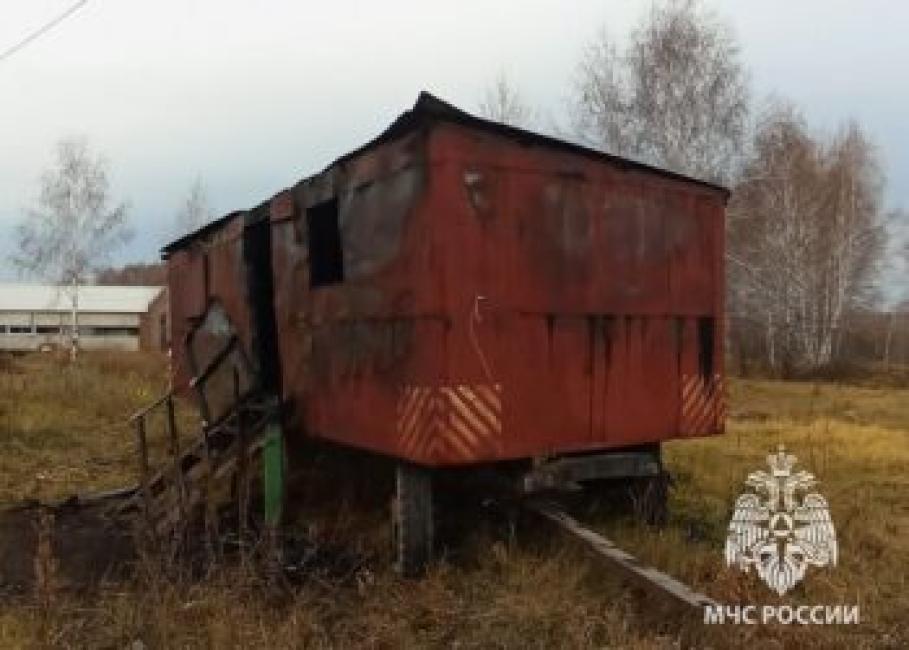 Пожар в строительном вагончике в п. Логовой. Фото ГУ МЧС по НСО