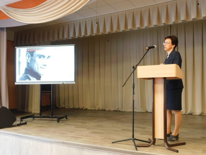 советник по воспитательной работе. поздравления советника директора по воспитательной работе. советник директора по воспитанию эмблема. зам директора по увр. характеристика на заместителя.