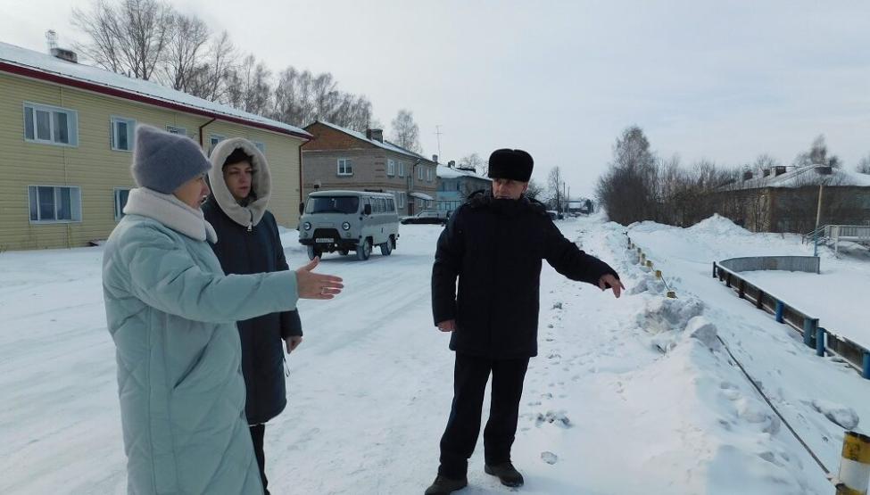 Инициативная группа на месте, где будет благоустроено общественное пространство, обсуждает детали проекта. Фото Анны Зубаревой