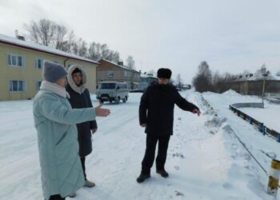 Инициативная группа на месте, где будет благоустроено общественное пространство, обсуждает детали проекта. Фото Анны Зубаревой