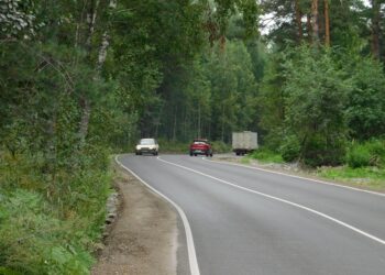 На дороге много поворотов, спусков и подъемов. тереь ее расширили. Фото Анны Зубаревой