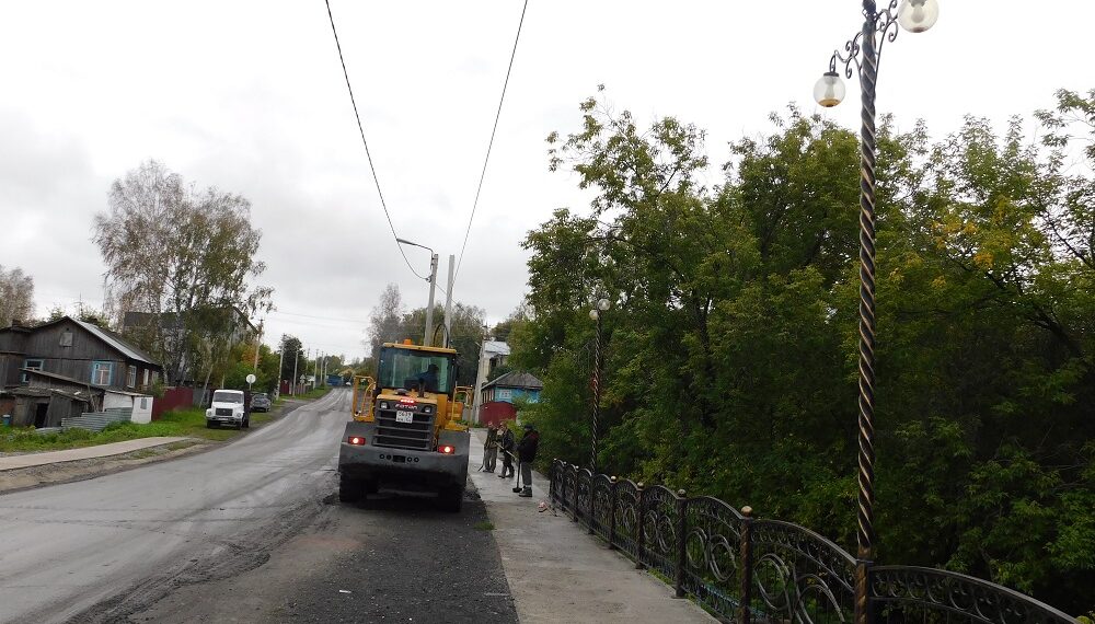 Красивое ограждение и витые столбы у нового тротуара. Фото Анны Зубаревой