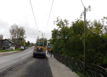 Красивое ограждение и витые столбы у нового тротуара. Фото Анны Зубаревой