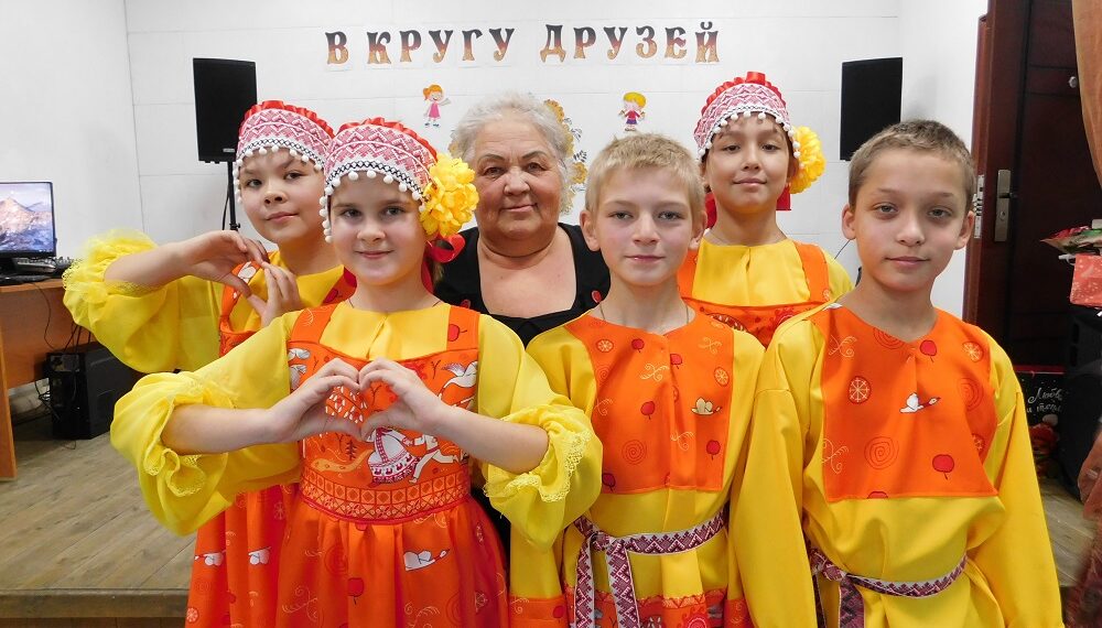 "Чемичи" с руководителем Галиной Демидовой. Фото Анны Зубаревой