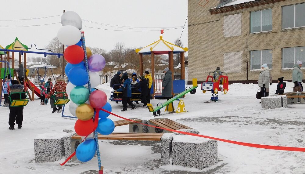 Общественное пространство благоустроили около клуба. Фото Анны Зубаревой