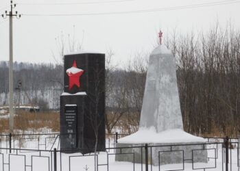 Памятники в деревне Девкино. Фото Анны Зубаревой