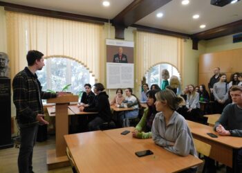 на экскурсии в университете. Фото Анны Зубаревой