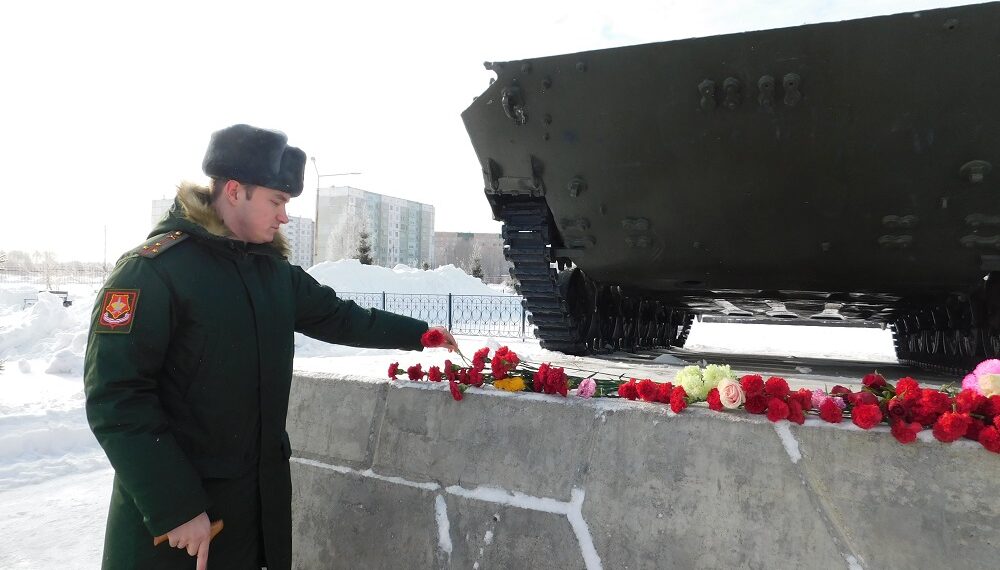 Павел Гусельников возложил цветы к памятнику. Фото Анны Зубаревой