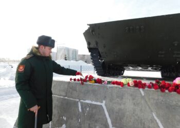 Павел Гусельников возложил цветы к памятнику. Фото Анны Зубаревой