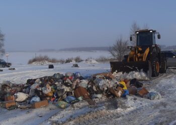 Горящий мусор выгрузили из машины. Фото Администрации р.п. Линево