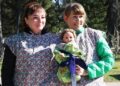 Вот такую огромную рубаху с двумя горловинами и только двумя разрезами для рук нужно было надеть вдвоем и запеленать "ребенка", перевязав его ленточкой. Фото редакции